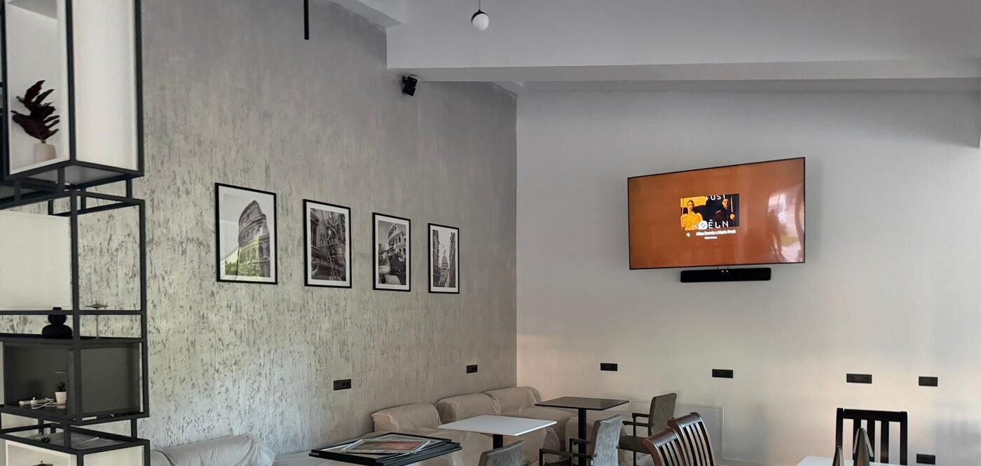 Interiorul modern al localului Bella Roma