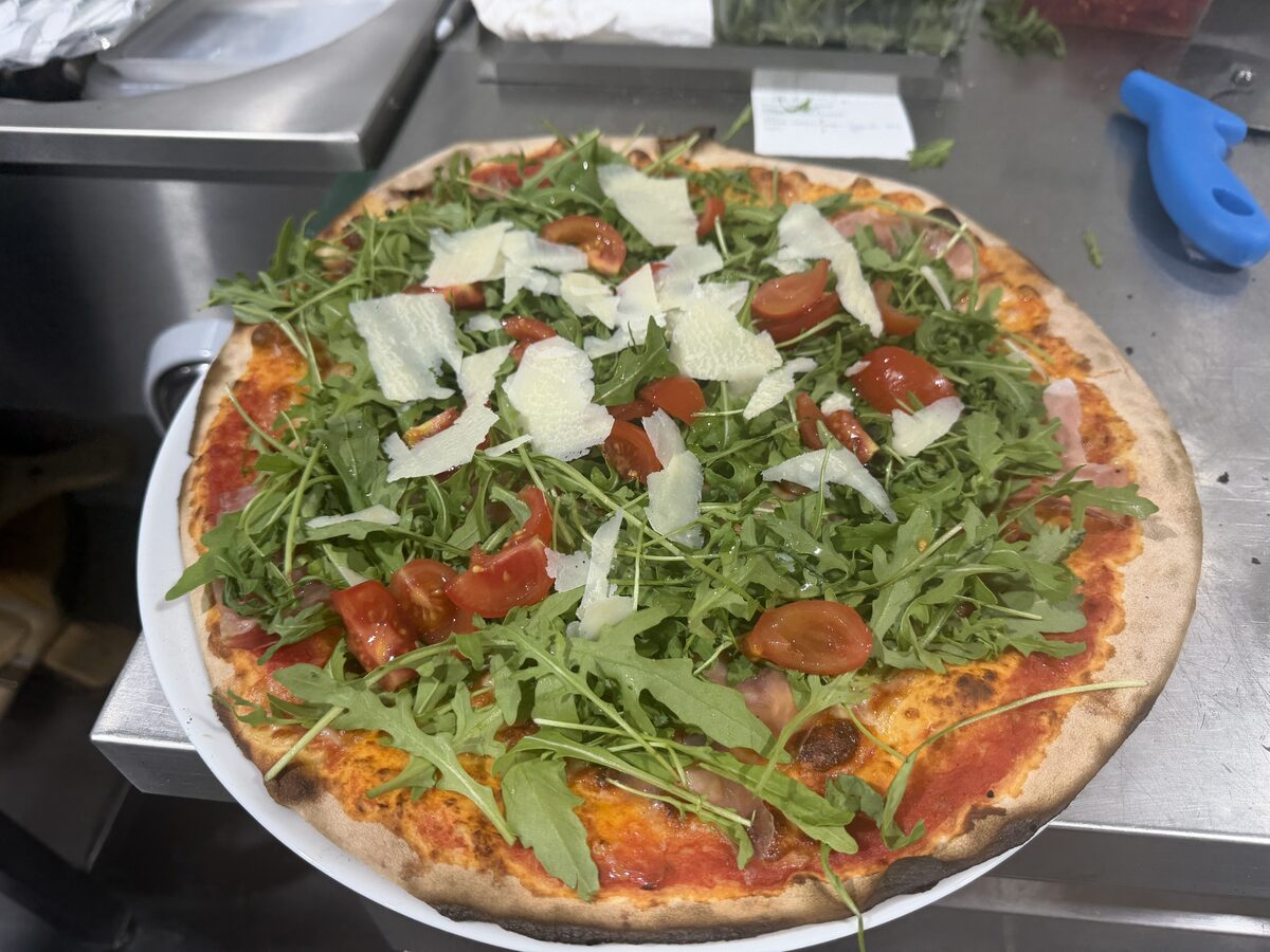 Pizza cu rucola, roșii cherry și parmezan