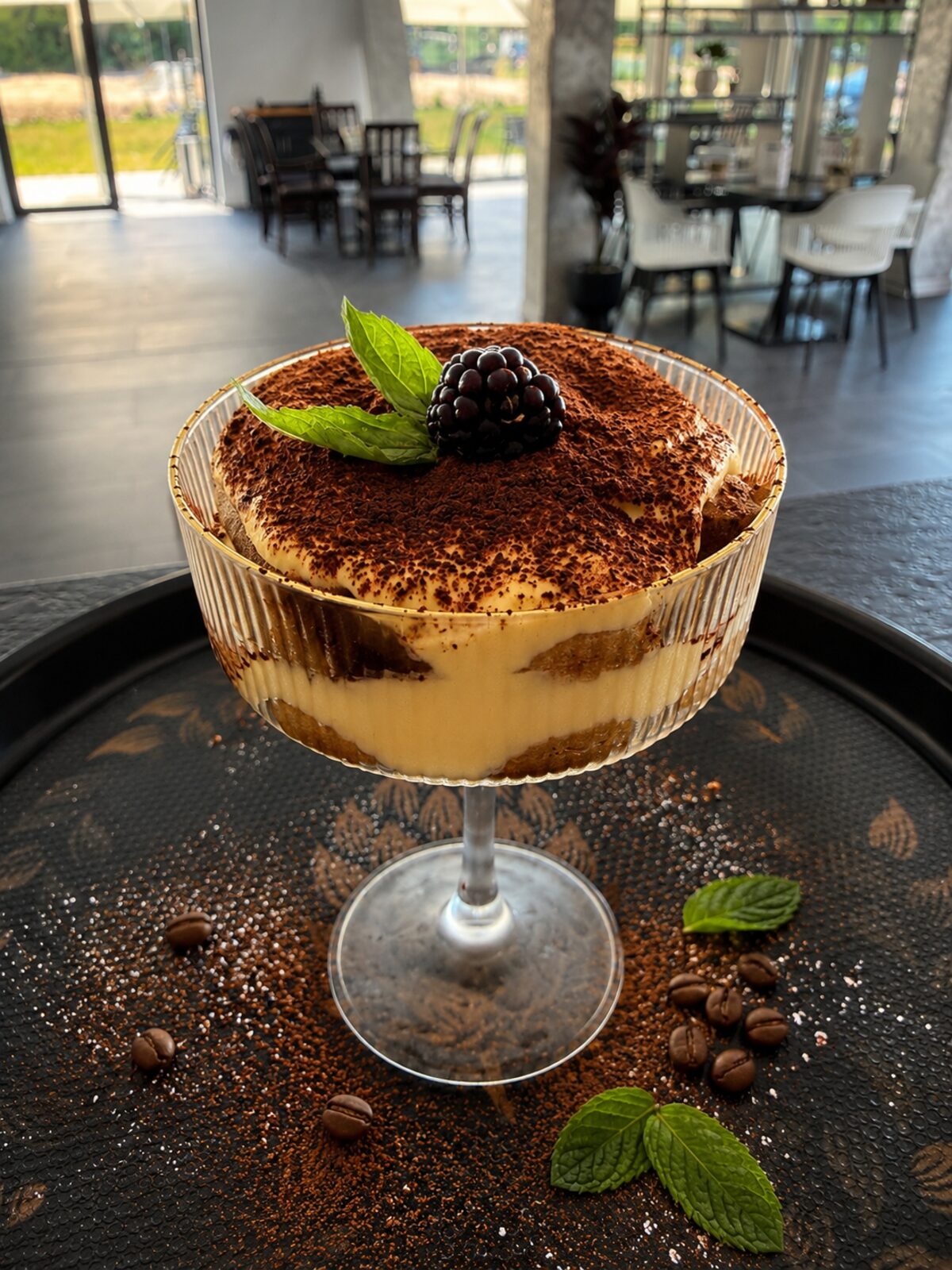 Tiramisu servit în cupă de sticlă